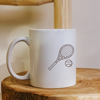 Mug décoré d'une esquisse sportive avec raquette et balle de tennis