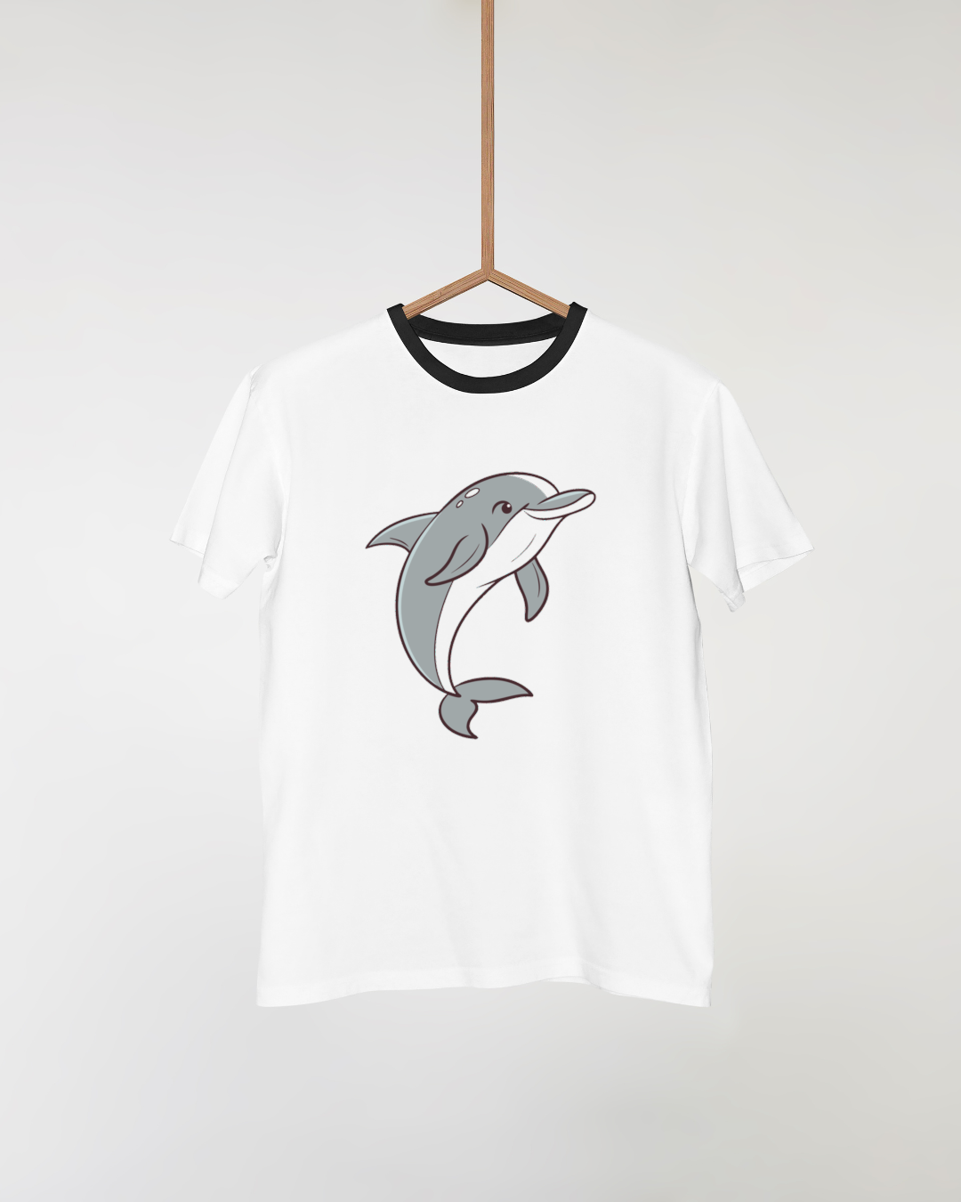 T-shirt marin avec un dauphin joyeux en exploration dans un style artistique élégant