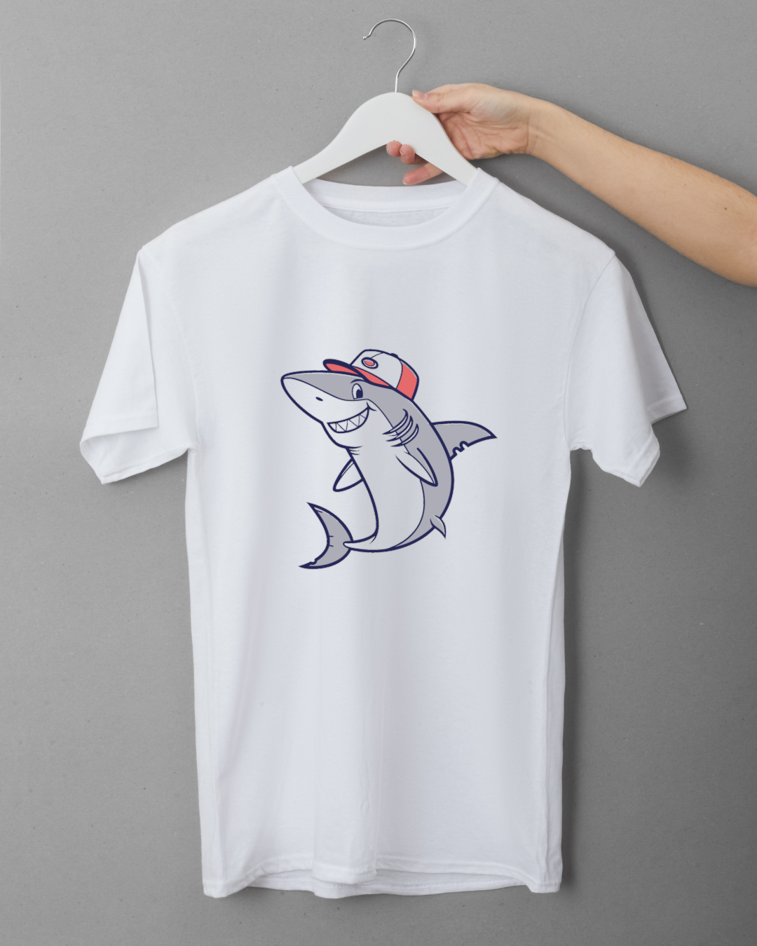 T-shirt avec requin au sourire portant une casquette sur fond marin élagant et ludique