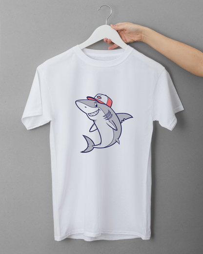 T-shirt avec requin au sourire portant une casquette sur fond marin élagant et ludique