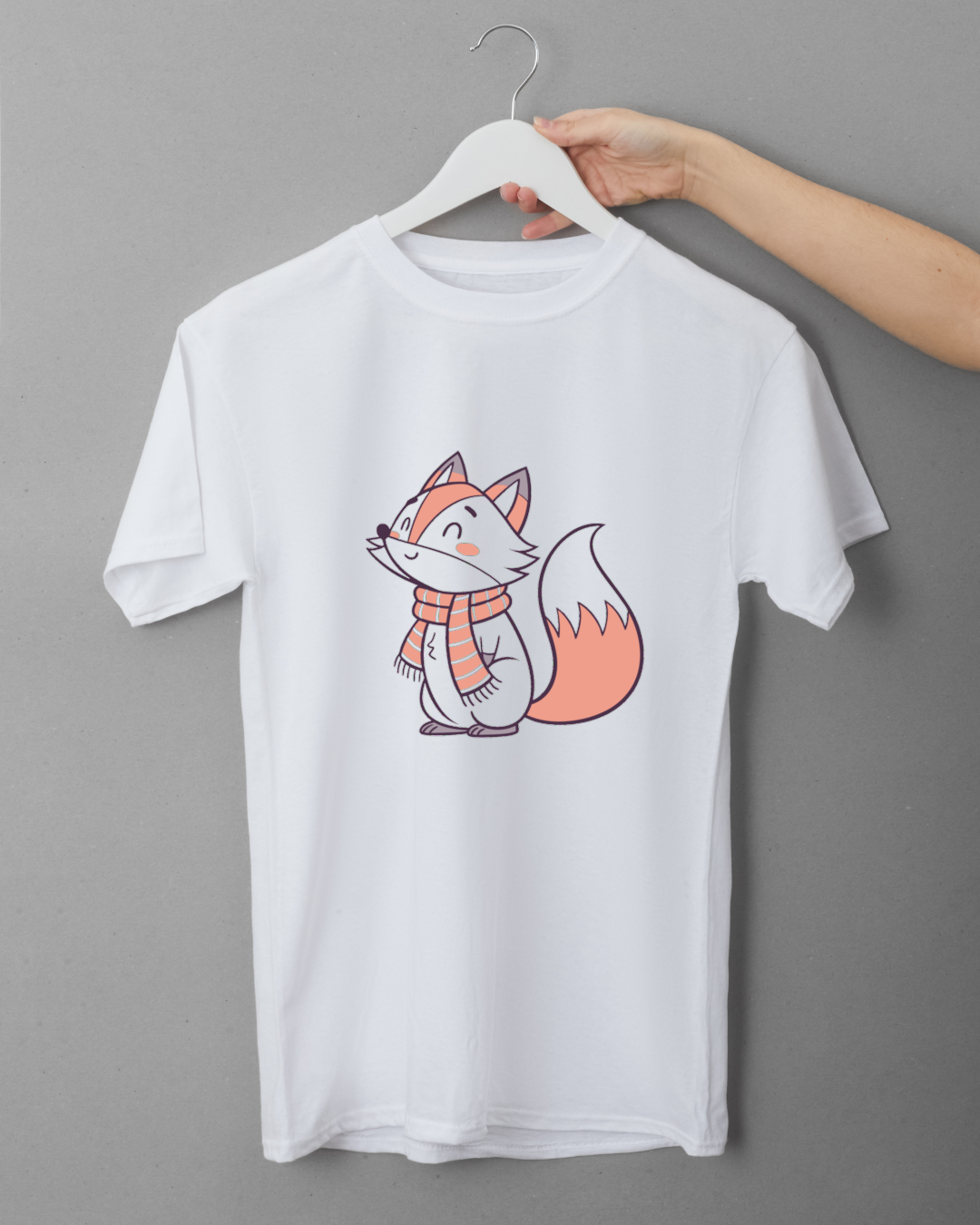 T-shirt avec renard souriant en écharpe, style hivernal doux et chaleureux