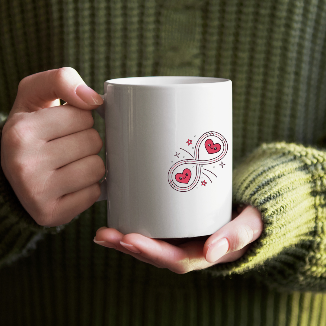 Mug stylisé avec motif Infinity Love pour des cadeaux personnalisés.