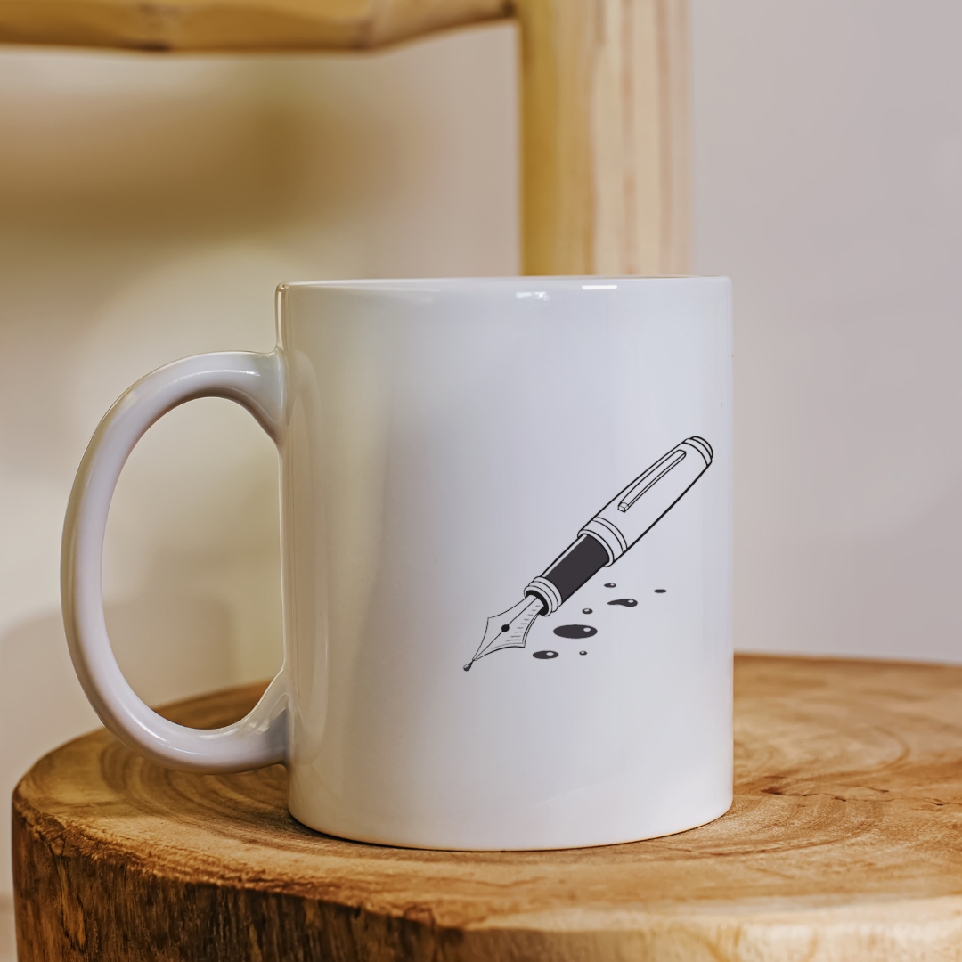 Mockup d'un mug avec stylo plume minimaliste et encre étalée créative