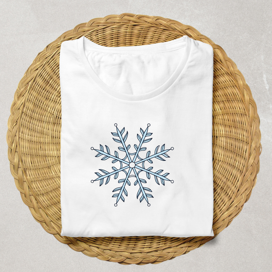 T-shirt décoré d'un flocon hivernal minimaliste pour une touche stylée et froide