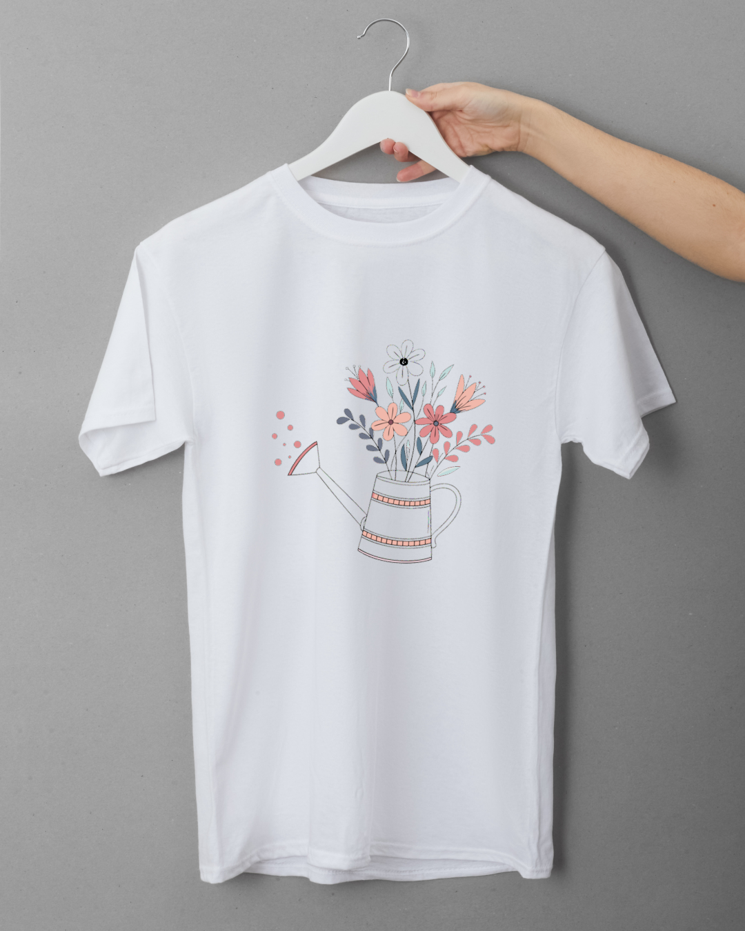 T-shirt avec motif arrosoir et fleurs dans un style pastel printanier