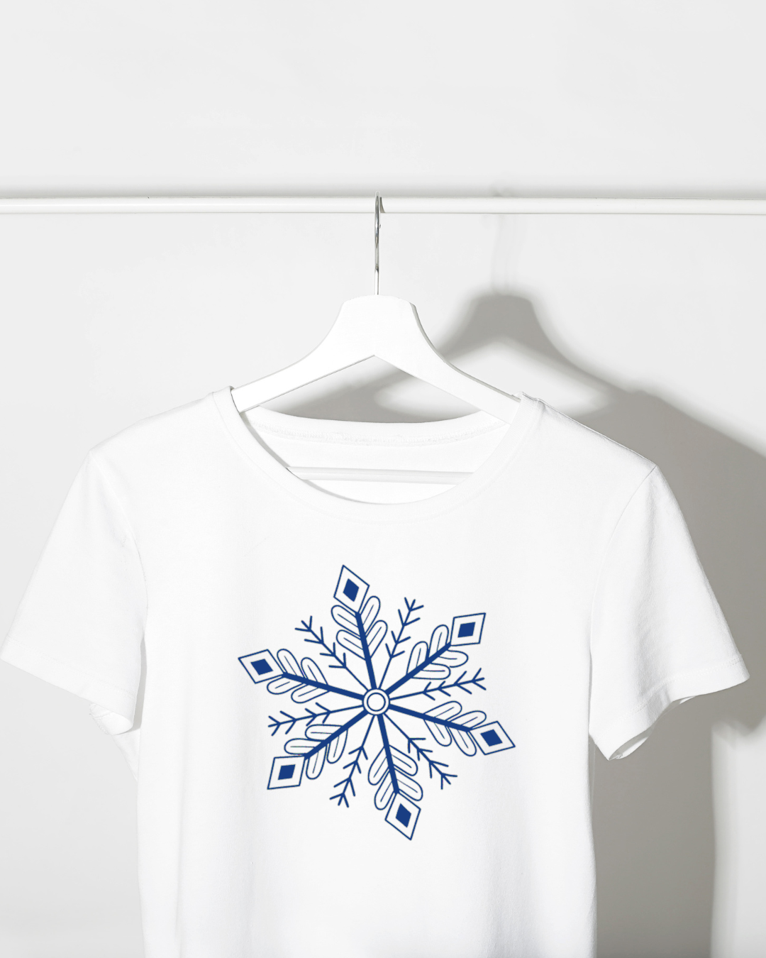 T-shirt décoré d’un flocon glacé fractal dans un style hivernal artistique