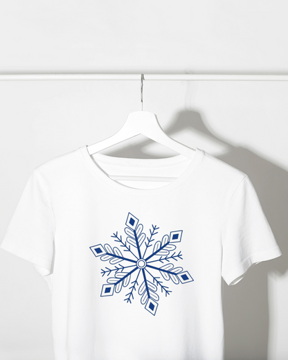 T-shirt décoré d’un flocon glacé fractal dans un style hivernal artistique