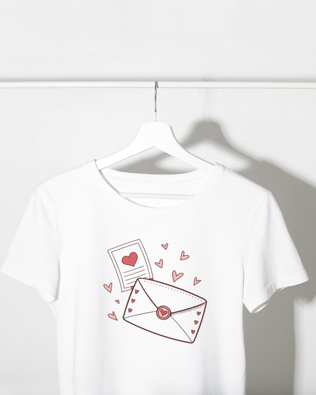 T-shirt avec motif de lettre romantique, pour des looks uniques.