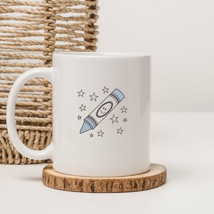 Mug décoré d’un crayon joyeux parmi les étoiles ajoutant une touche ludique et éducative
