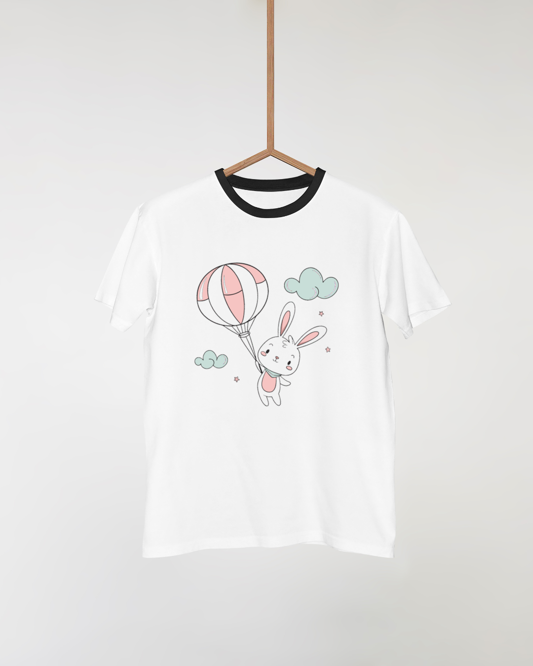 Design t-shirt lapin kawaii volant avec un ballon, style pastel