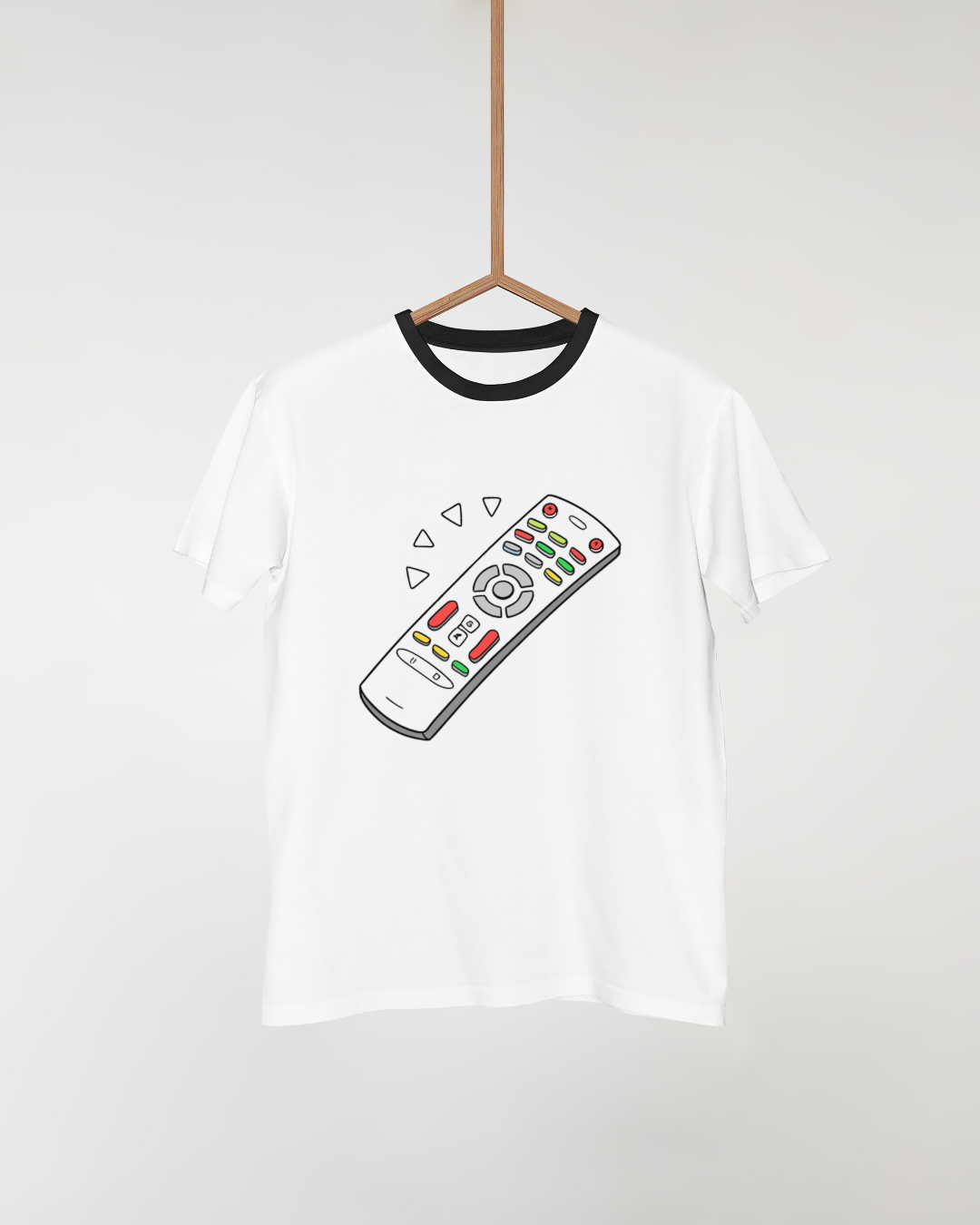 T-shirt moderne avec télécommande multicolore en action, style graphique unique