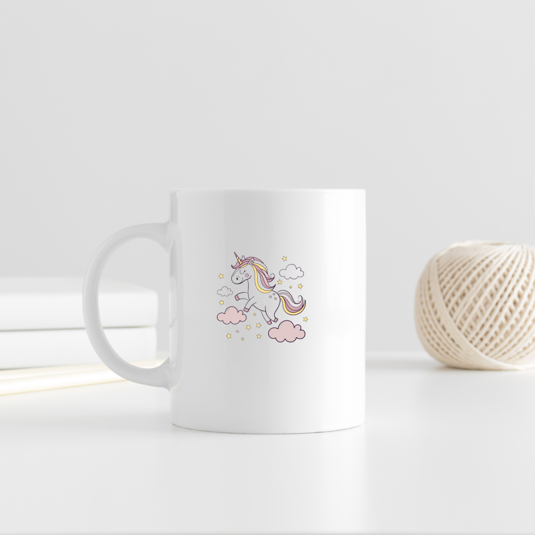 Mug avec licorne pastel sautant dans des nuages pour une ambiance rêve enchanté