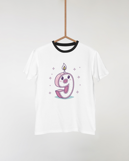 T-shirt avec une bougie chiffre 9 kawaii, ajoutant une touche ludique à votre garde-robe.