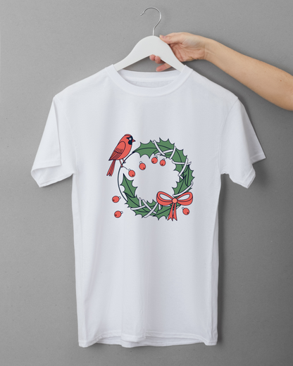T-shirt festif avec cardinal joyeux posé sur une couronne illustrée style Noël