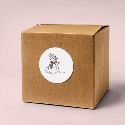Sticker festif affichant un bonhomme de neige kawaii en style hivernal et joyeux