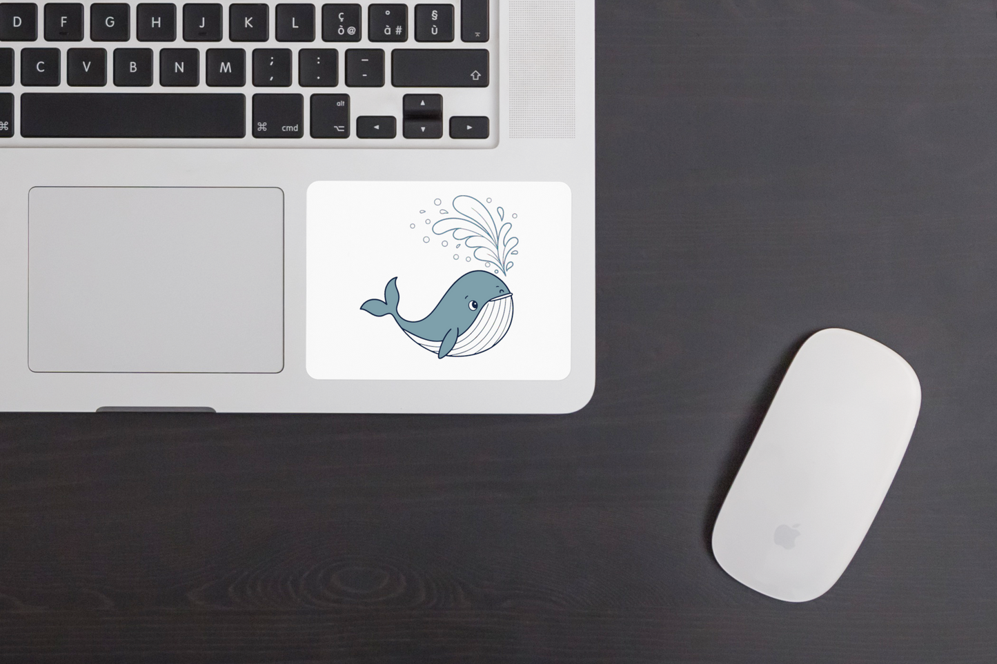 Sticker marin avec doodle de baleine joyeuse colorée sur fond blanc