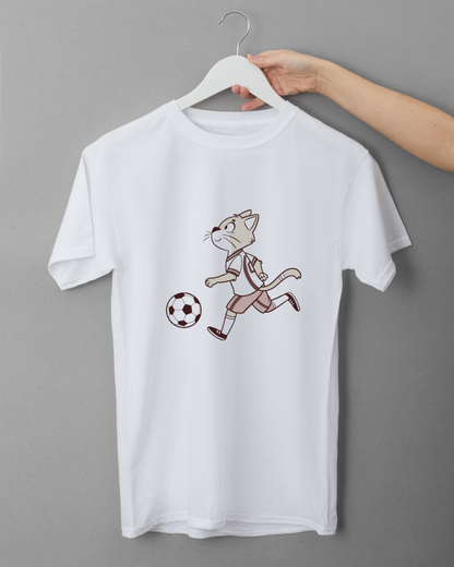 T-shirt humoristique avec un chat footballeur en style cartoon, idéal pour les fans de sport