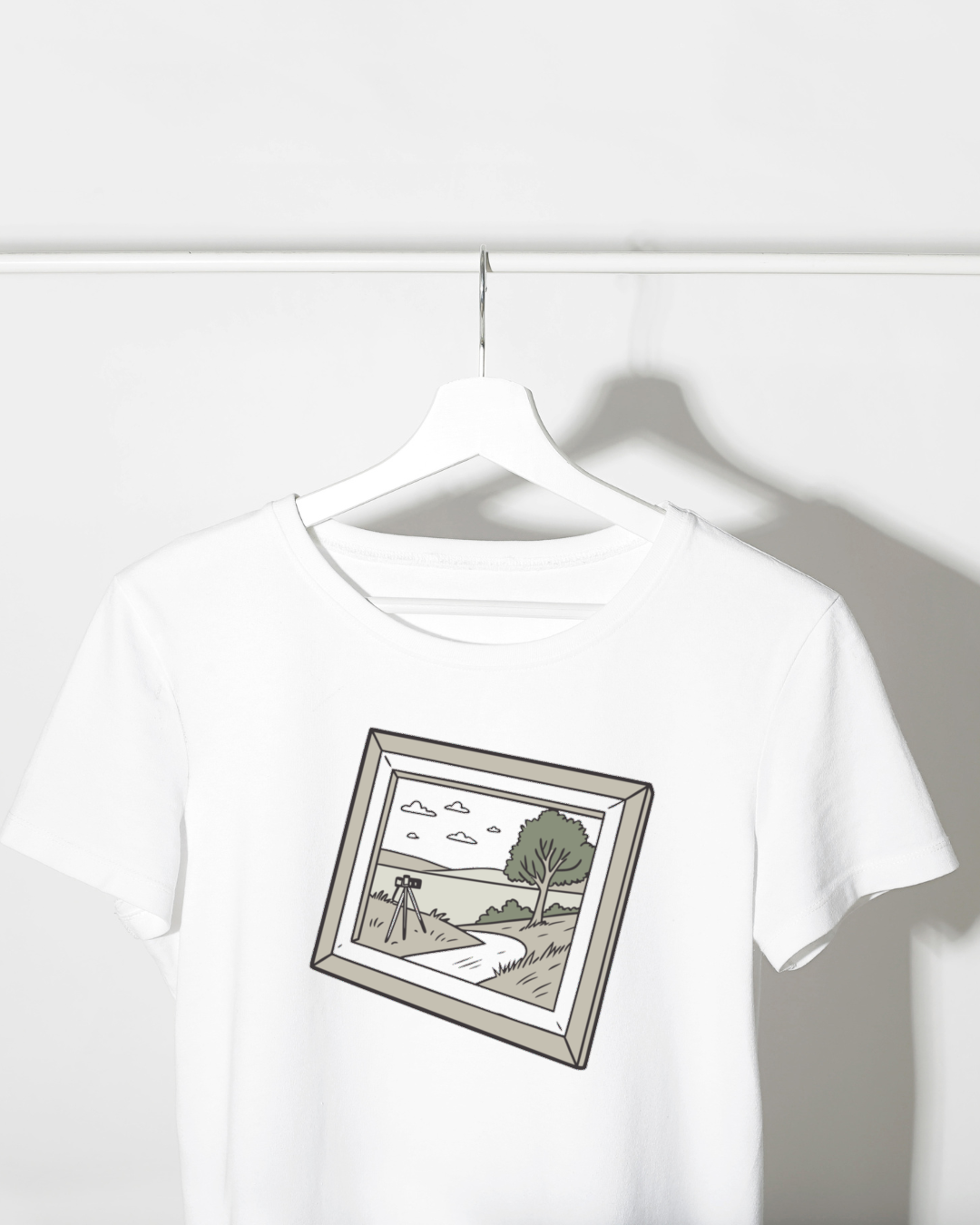 T-shirt décoré d’une icône nature dans une scène champêtre minimaliste