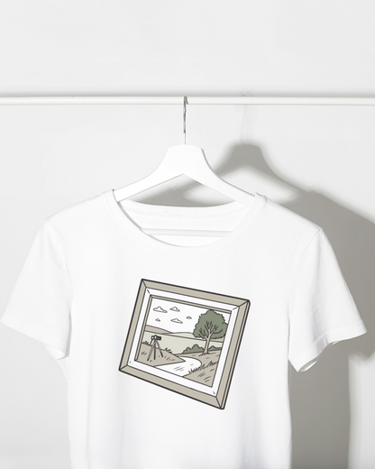 T-shirt décoré d’une icône nature dans une scène champêtre minimaliste