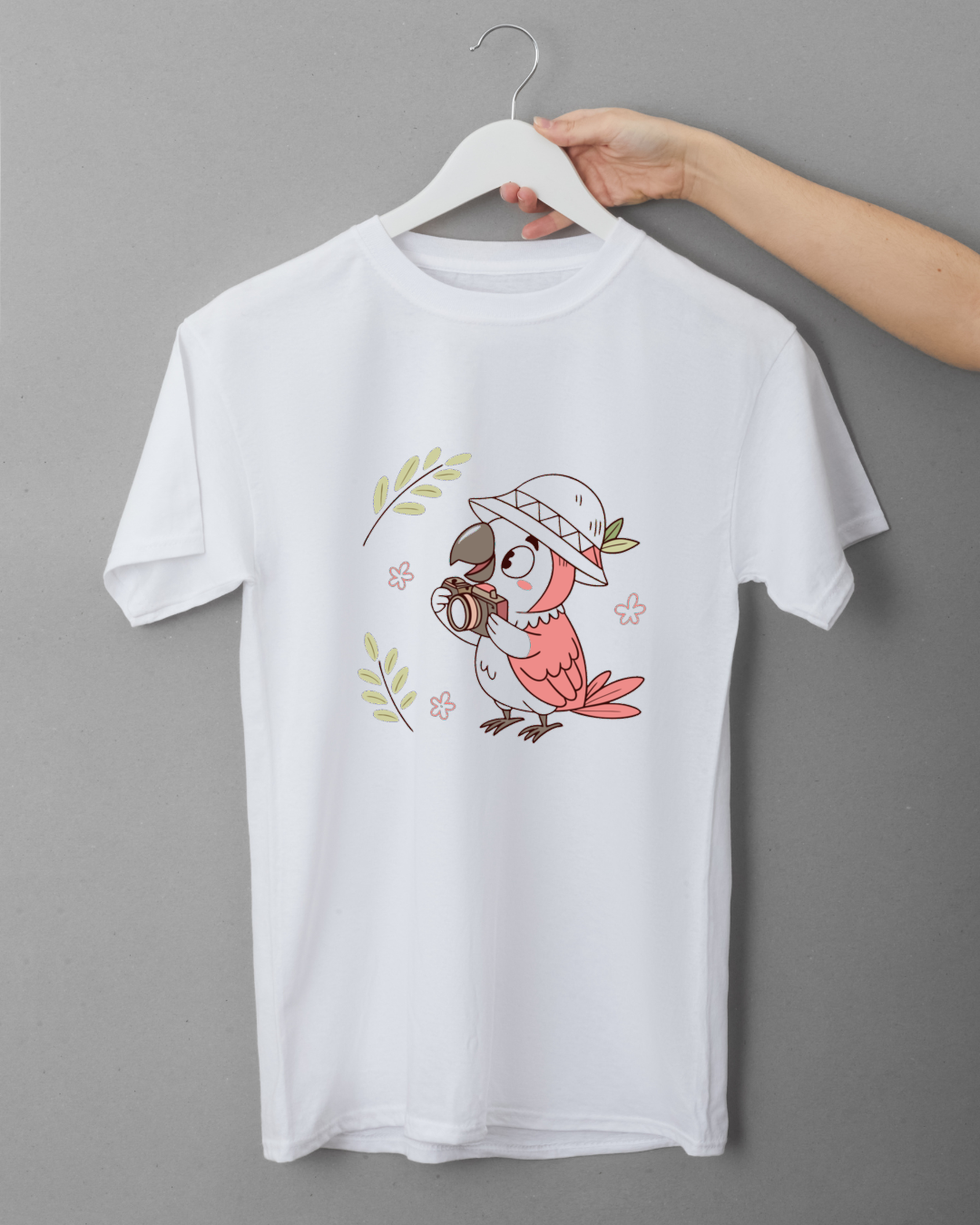 T-shirt avec dessin kawaii d’un perroquet photographe dans un cadre tropical coloré