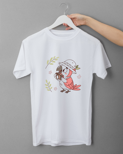 T-shirt avec dessin kawaii d’un perroquet photographe dans un cadre tropical coloré