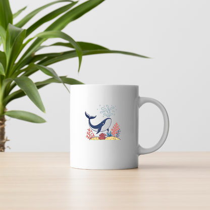 Mug avec dessin coloré d'une baleine joyeuse nageant dans un style océanique