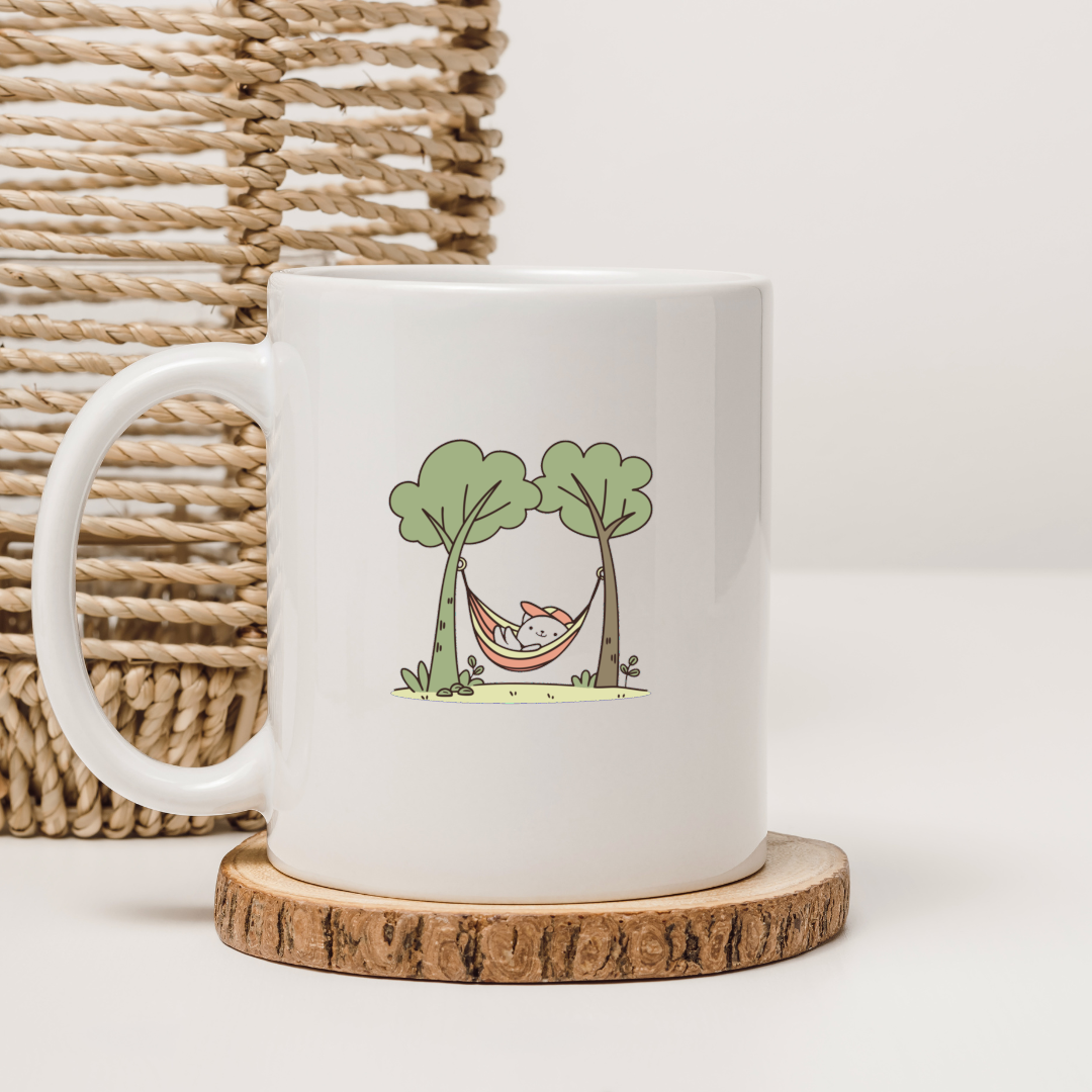 Mug décoré d'un chat détendu dans un hamac, évoquant une ambiance nature paisible