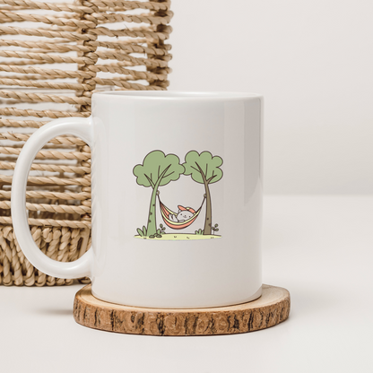 Mug décoré d'un chat détendu dans un hamac, évoquant une ambiance nature paisible