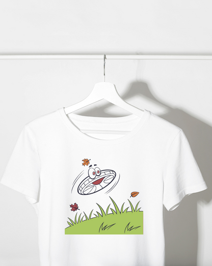 T-shirt avec doodle de frisbee souriant en plein vol, style aventure ludique