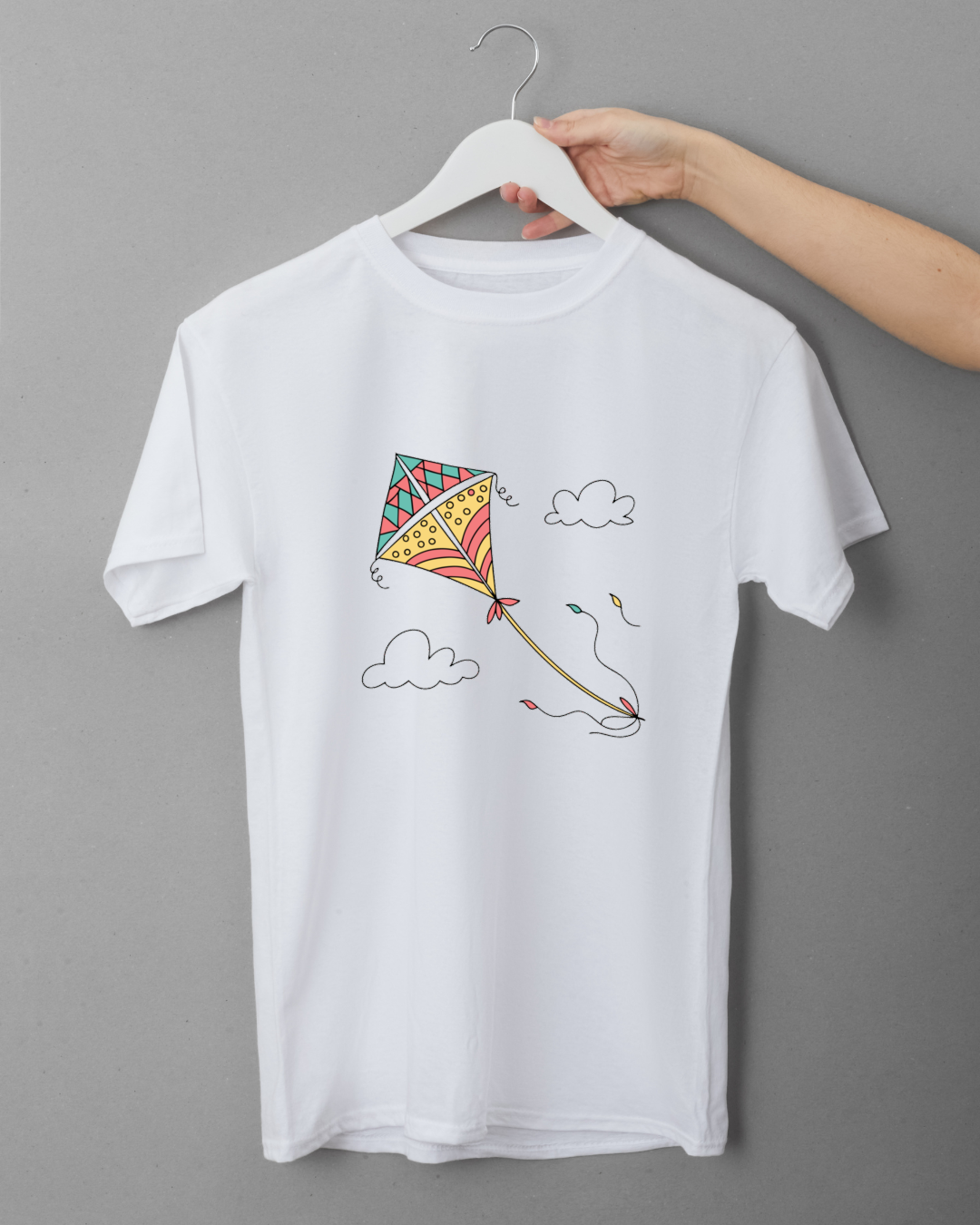T-shirt blanc avec dessin pastel de cerf-volant pour un look estival évasion
