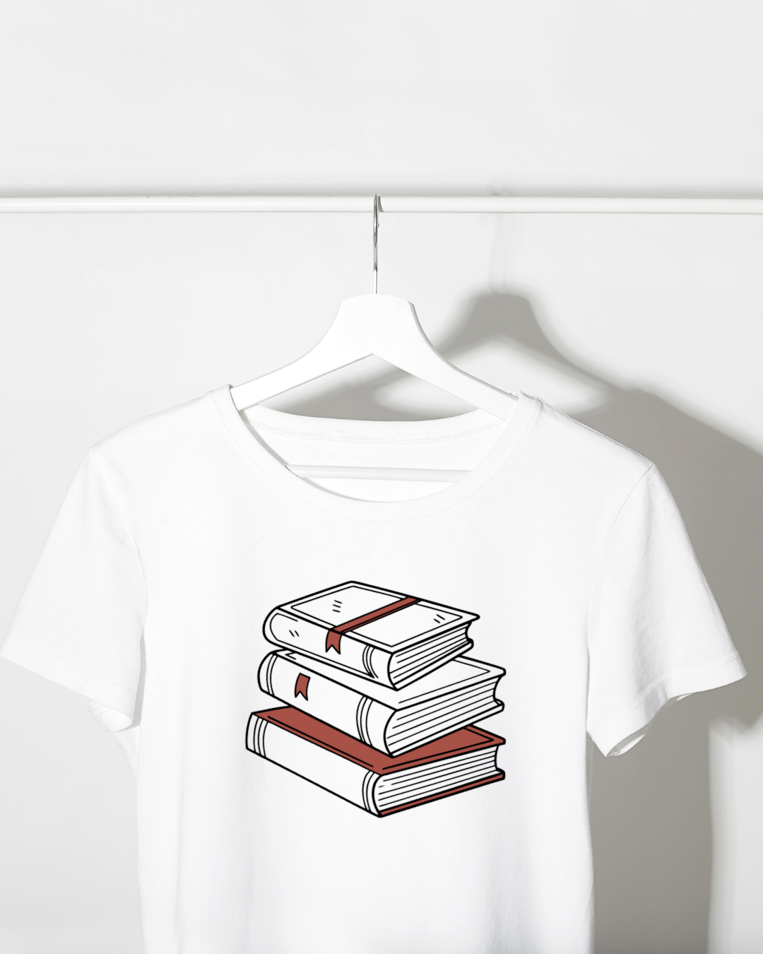 T-shirt moderne avec pile de livres en équilibre style vectoriel éducation