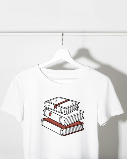T-shirt moderne avec pile de livres en équilibre style vectoriel éducation