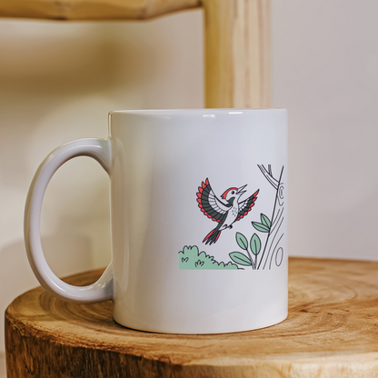 Mug avec motif graphique de pic épeiche stylisé dans une ambiance naturelle apaisante
