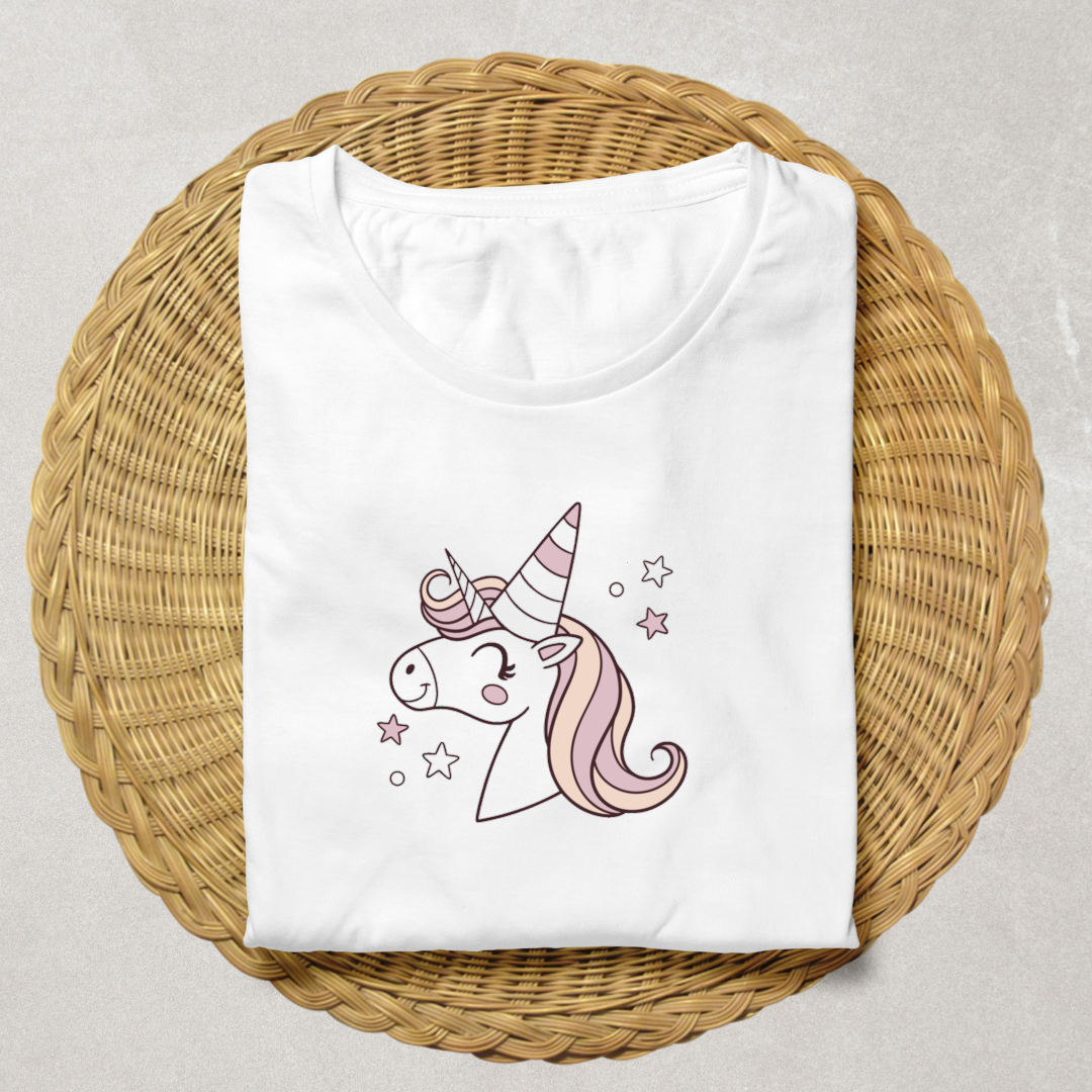 T-shirt avec design de licorne kawaii, parfait pour enfants.