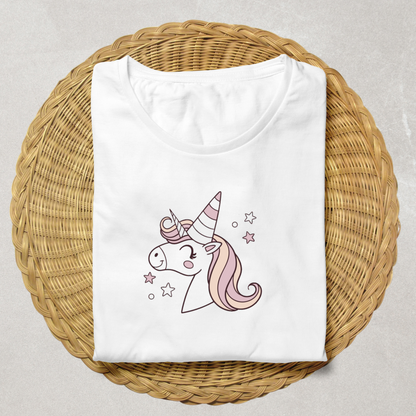 T-shirt avec design de licorne kawaii, parfait pour enfants.