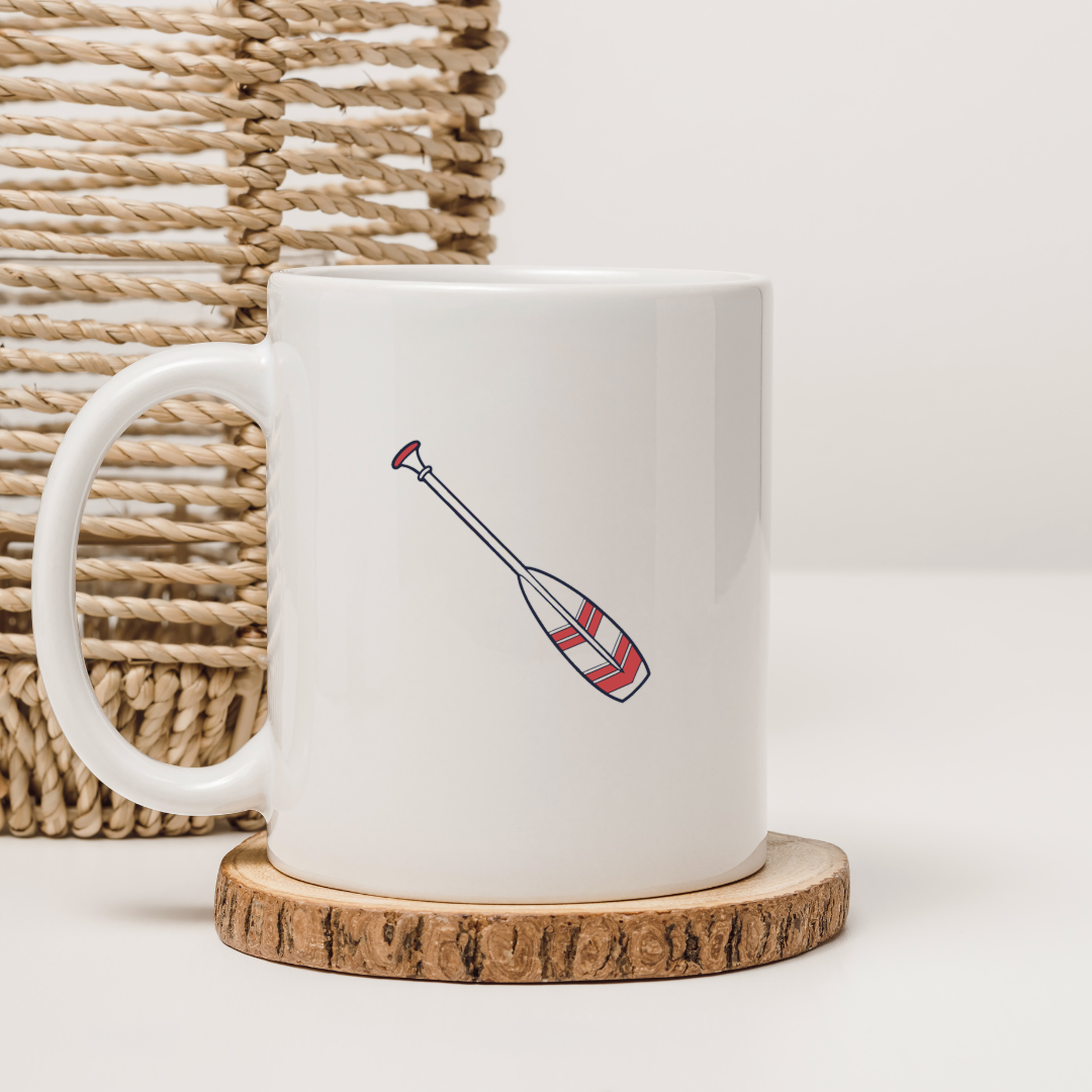 Mug à motif nautique avec pagaie stylisée en fond bleu sobre et élégant