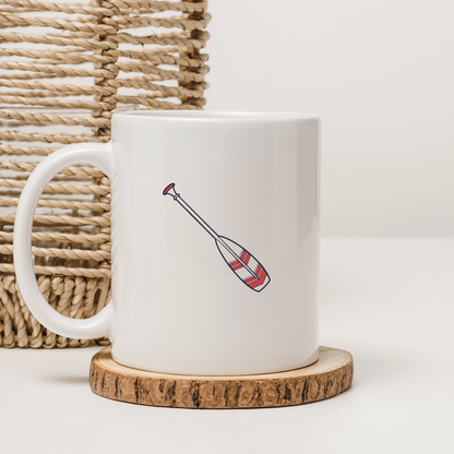 Mug à motif nautique avec pagaie stylisée en fond bleu sobre et élégant
