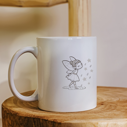 Mug décoré d'une fée joyeuse sous une pluie d'étoiles au style féerique enchanteur