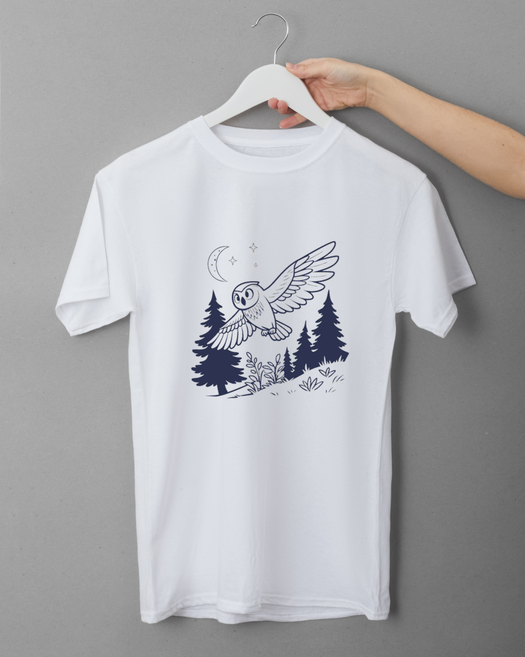 T-shirt arborant une chouette en vol style art vectoriel sur fond de nuit paisible