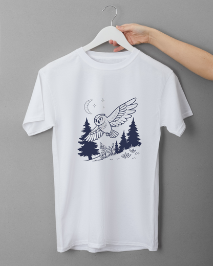 T-shirt arborant une chouette en vol style art vectoriel sur fond de nuit paisible