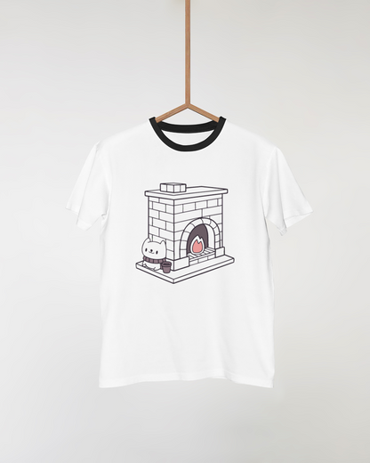 T-shirt cosy pastel avec chat au coin du feu dans un thème hivernal chaleureux