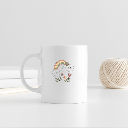Mug blanc avec nuages souriants et arc-en-ciel pastel sur fond de printemps joyeux