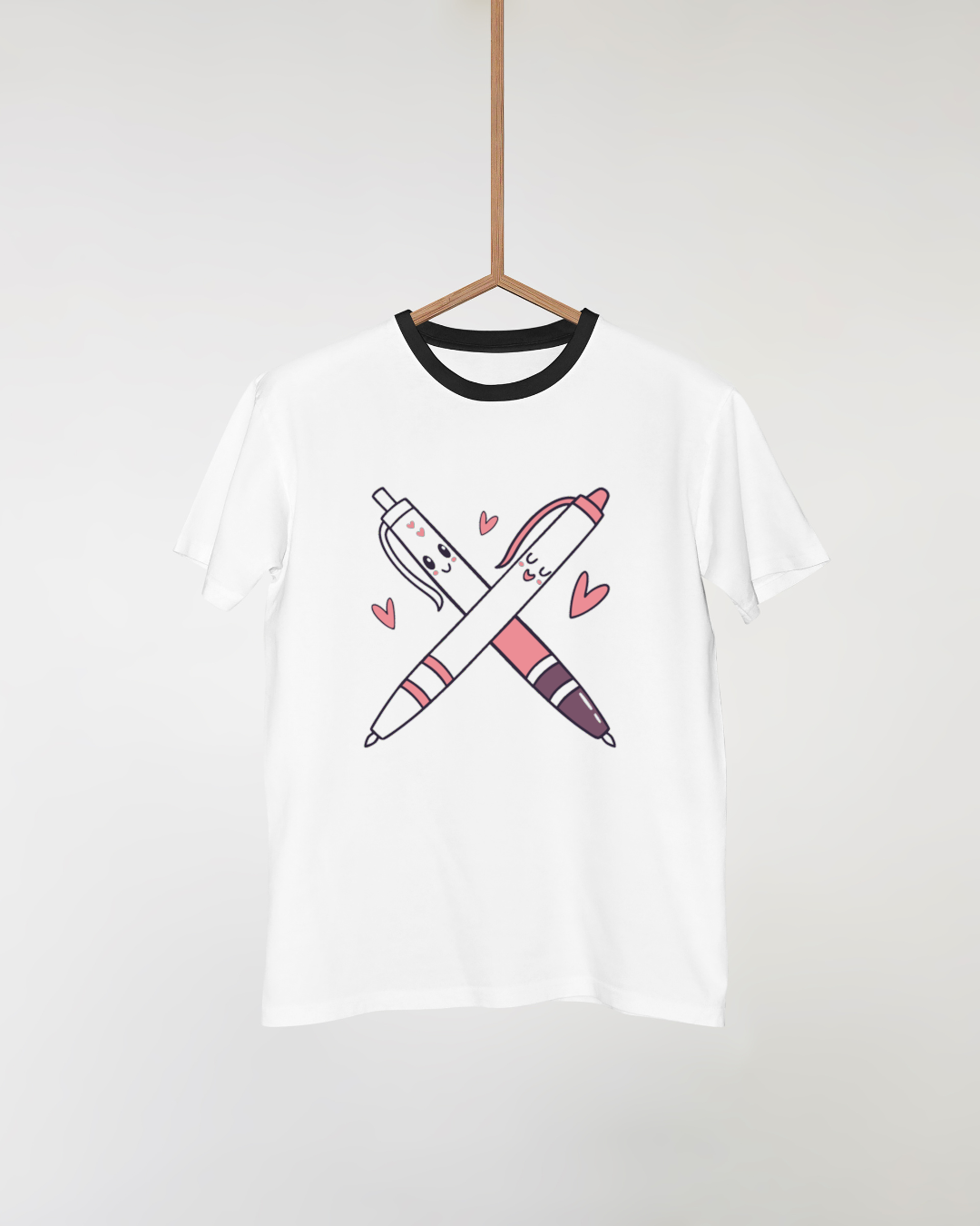 T-shirt arborant des stylos kawaii amoureux dans un design amusant et créatif