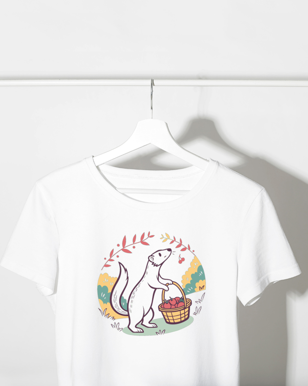 T-shirt automnal orné d'une belette joyeuse avec panier plein de pommes