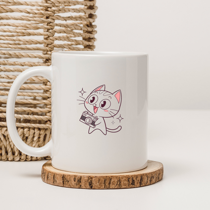 Mug avec chat heureux style kawaii en train de photographier dans un décor ludique