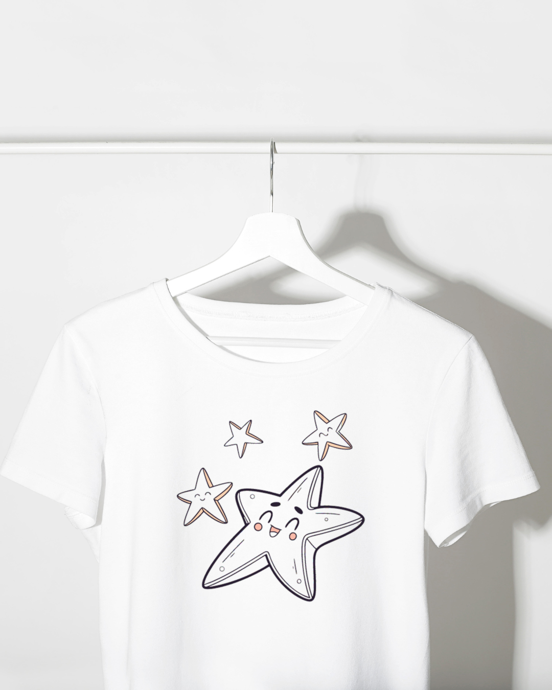 T-shirt avec étoile de mer joyeuse sur fond marin apaisant