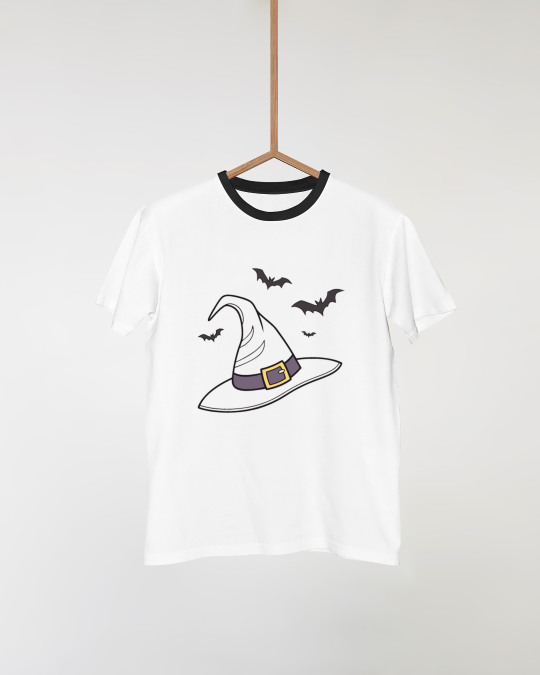 T-shirt au design halloween avec chapeau pointu et chauves-souris envoûtantes