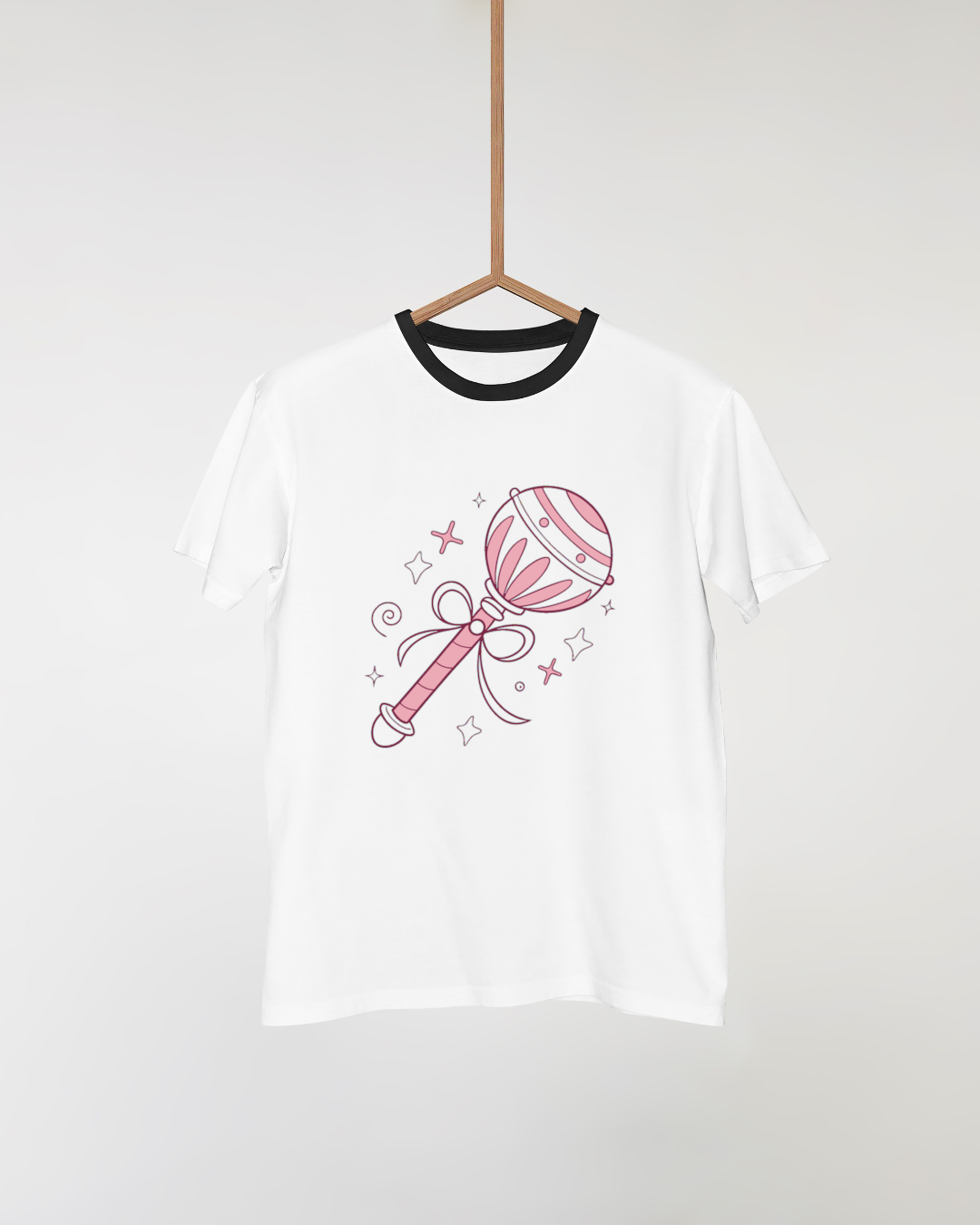 Motif sceptre magique sur t-shirt, idéal pour des occasions festives.