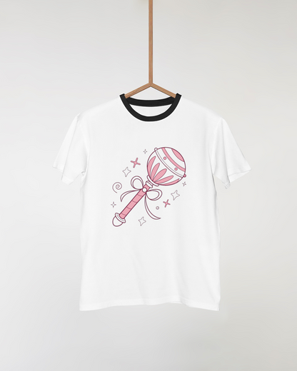 Motif sceptre magique sur t-shirt, idéal pour des occasions festives.