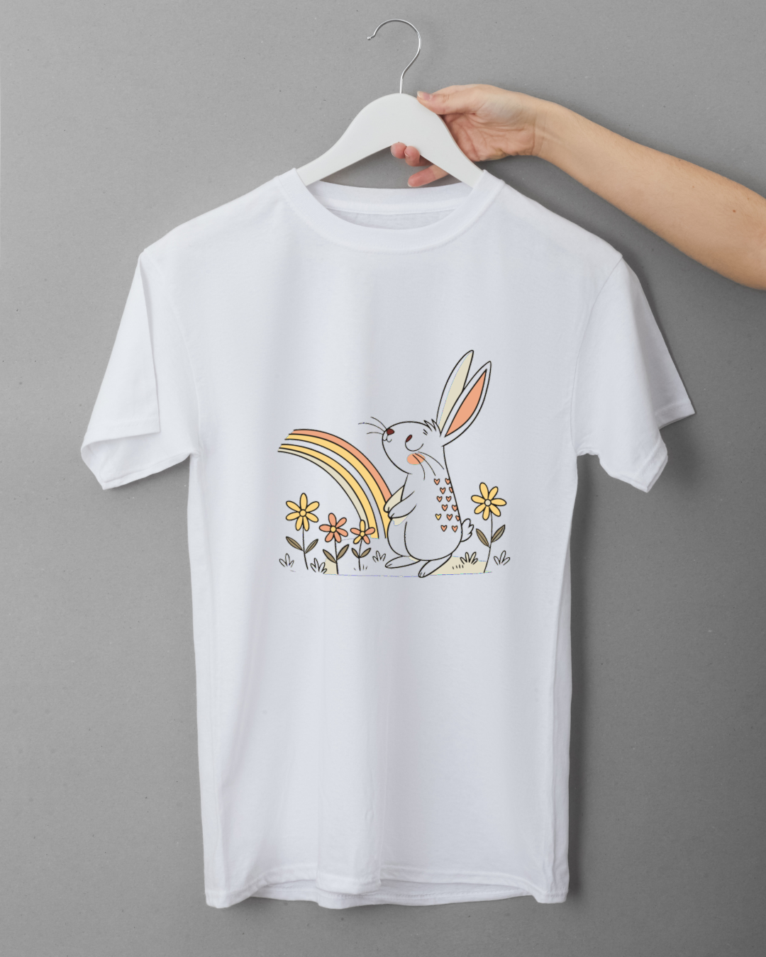 T-shirt fun avec un lapin joyeux et charmant sous un arc-en-ciel printanier
